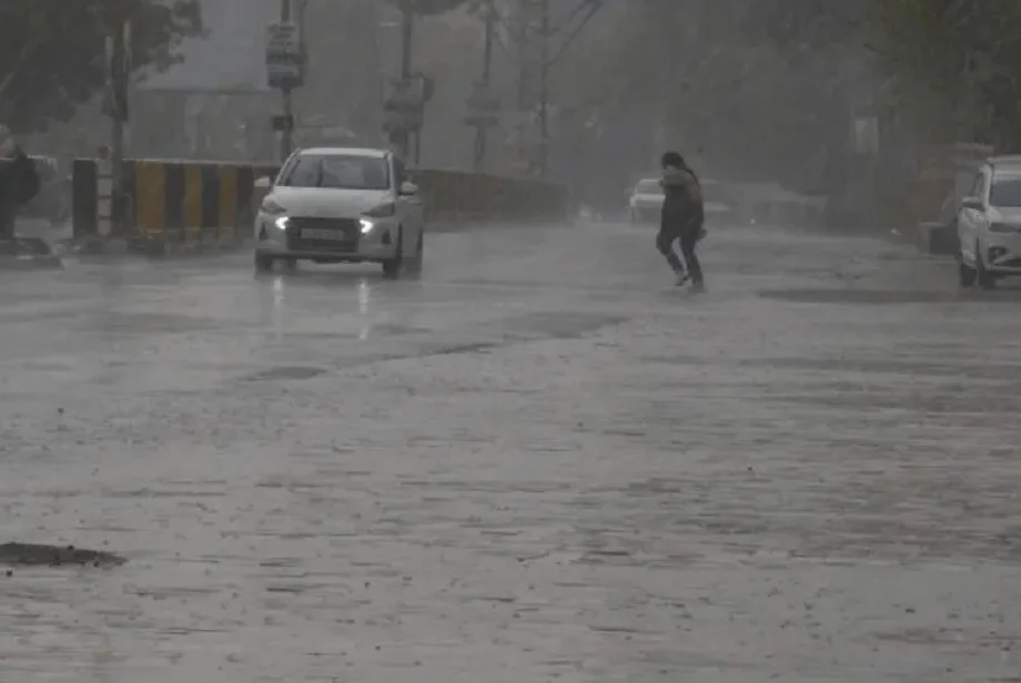 Rajasthan weather update: जयपुर में हो रही है बारिश, प्रदेश के 29 जिलों के लिए जारी हुआ आंधी-बारिश का येलो अलर्ट