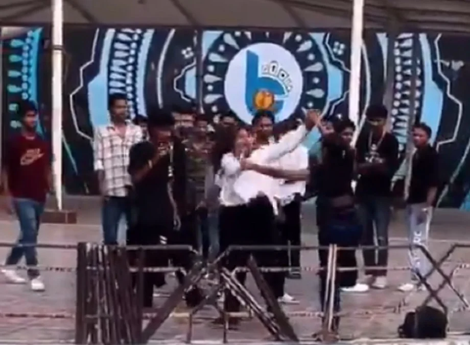 Video viral:  सभी के सामने दो लड़कियां अपने ब्वॉयफ्रेंड के साथ करना चाहती थी ऐसा, तभी हो गया कांड