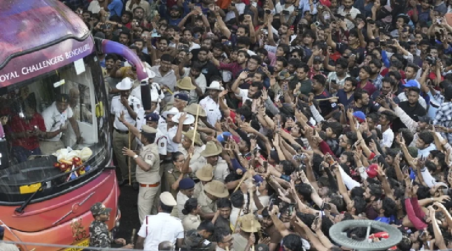 मौैके पर मौजूद लोगो ने बताया- मैंने ल़ड़कियों को गिरते हुए देखा और उन्हें संभालने वाला कोई नहीं था...