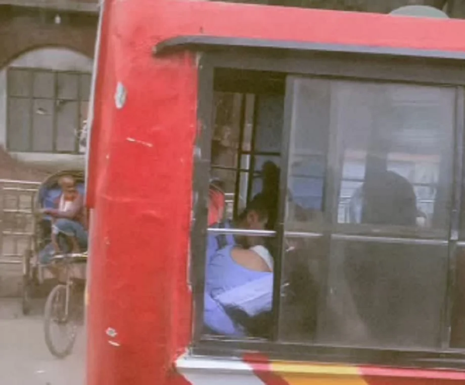 Viral video: बस में ही कपल करने लगा गंदा काम, वीडियो देखेंगे तो आपको भी...