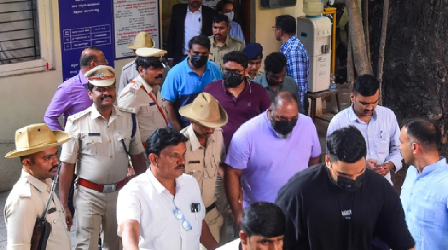 Bangalore Stampede : मामले में गिरफ्तार RCB के शीर्ष अधिकारी समेत तीन अन्य लोगों को 14 दिन की न्यायिक हिरासत में भेजा गया...