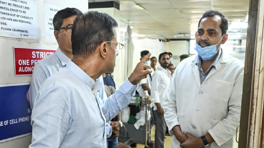 गोवा के सीएम ने स्वास्थ्य मंत्री की वायरल बर्खास्तगी पर किया हस्तक्षेप, वरिष्ठ डॉक्टर फिर से हुआ बहाल... 