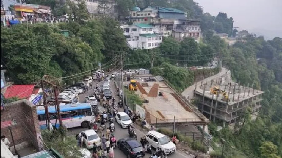 मसूरी में पर्यटकों के साथ आम लोग भी परेशान, सड़क पर लगी गाड़ियों की कतार ने की आवाजाही ठप...  