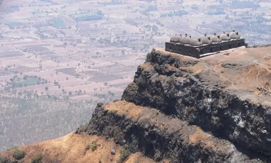 Travel Tips: अपनी प्राकृतिक खूबसूरती के कारण प्रसिद्ध है Pavagadh हिल स्टेशन, इन पर्यटक स्थलों पर घूमने का मिलेगा मौका 