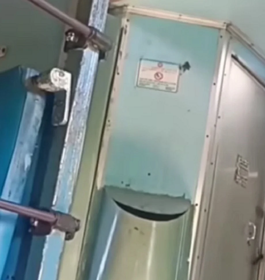 Video viral: ट्रेन के बाथरूम में बंद थे दो लड़कियां और एक लड़का, फिर हुआ ऐसा कि...