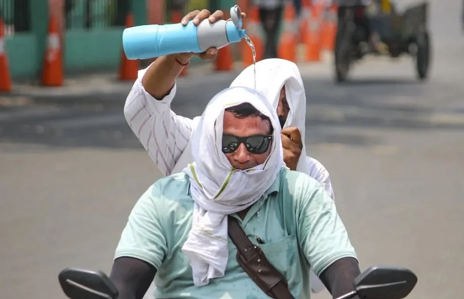Rajasthan weather update: प्रदेश में आसमान से गिर रहे हैं अंगारे, 49.4 डिग्री पहुंचा तापमान, आज इन संभागों में हो सकती है बारिश