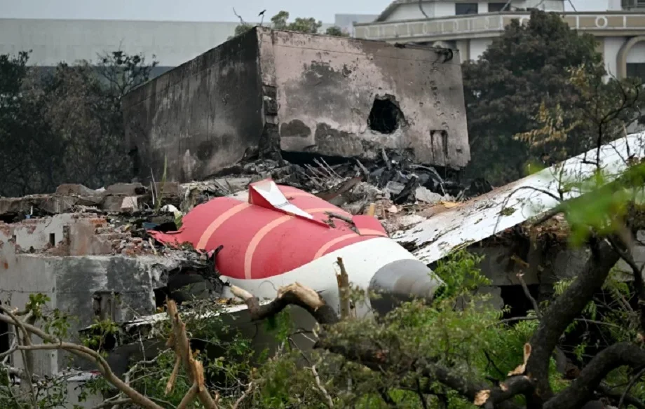 Ahmedabad plane crash: पायलट सभरवाल के अन्तिम मैसेज का हुआ खुलासा, कहा -पावर कम हो रही है, प्लेन उठ नहीं रहा, नहीं बचेंगे, मृतकों का आंकड़ा बढ़ा 