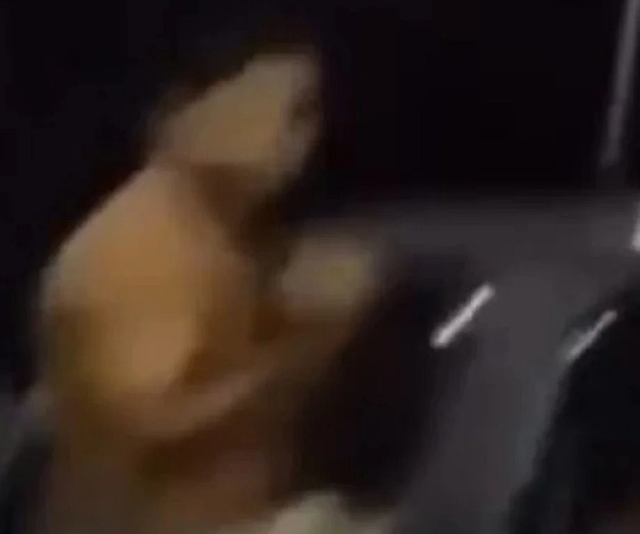 Video viral: अर्धनग्न युवक खुले में ही युवती के साथ करने लगे गंदी हरकत, वीडियो हुआ वायरल तो...