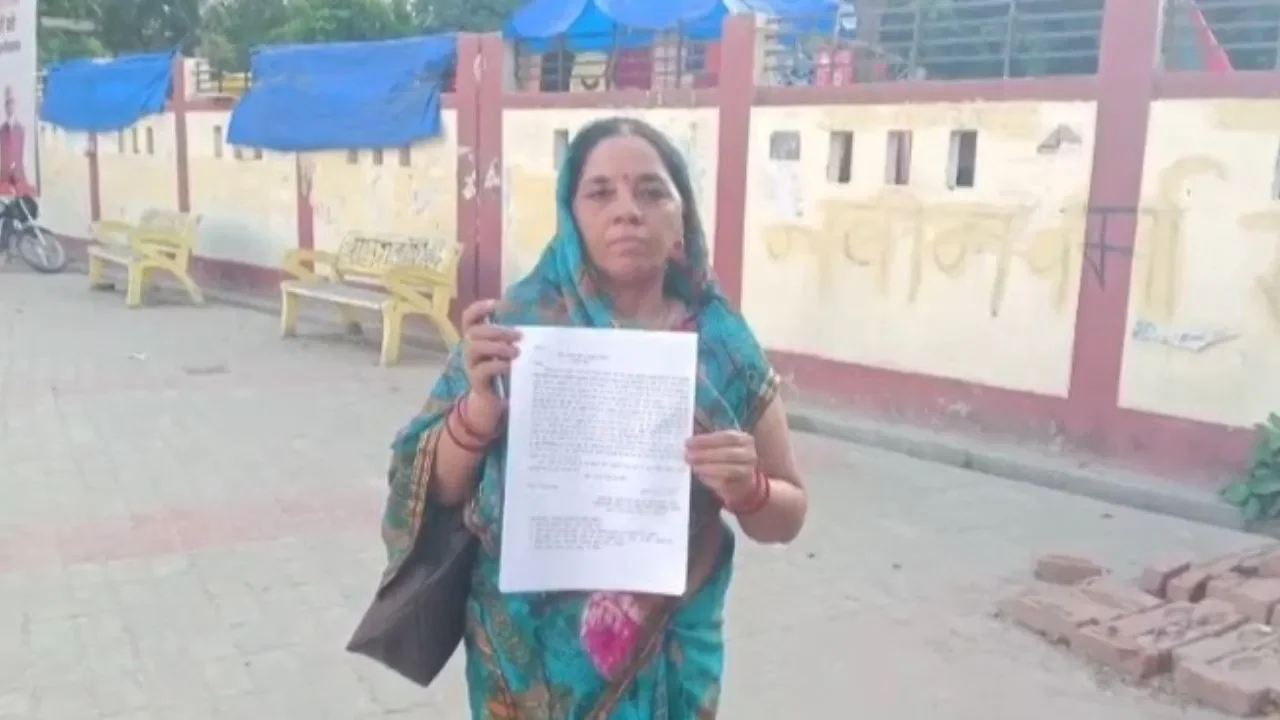 कलयुगी बेटे-बहू ने बुज़ुर्ग मां को प्रॉपर्टी के लिए निकाला घर से बाहर, फुटपाथ पर गुज़ार रहीं रातें