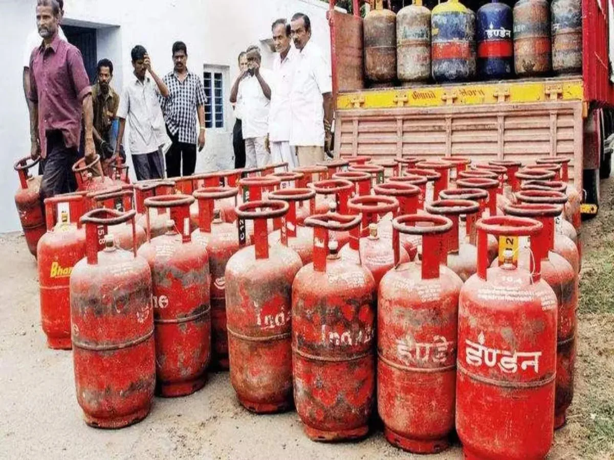 Gas Cylinder Insurance: गैस सिलेंडर पर भी मिलता है इंश्योरेंस क्लेम, जानिए कैसे उठाएं इसका पूरा लाभ