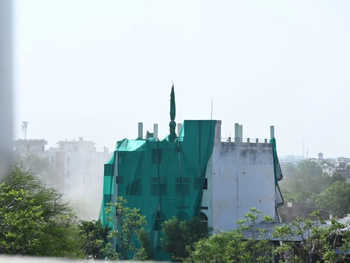 Jaipur में जेडीए की बड़ी कार्रवाई, सड़क सीमा में आ रहे मंदिर, मस्जिद सहित करीब 125 से ज्यादा अवैध निर्माणों को हटाया