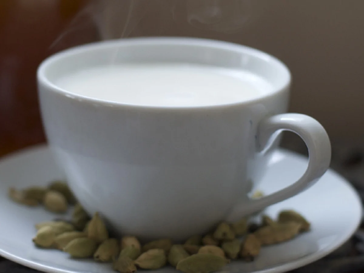 Health Tips: सेहत के लिए बहुत ही लाभकारी होता है इलायची वाला दूध, इन गंभीर बीमारियों का खतरा होता है कम