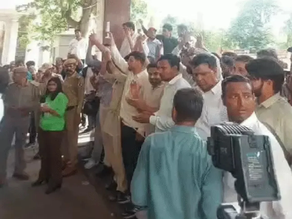 Jaipur: नौकरी से हटाए जाने पर नर्सिंग कार्मिक ने की आत्महत्या, बेनीवाल ने स्वास्थ्य मंत्री पर साधा निशाना
