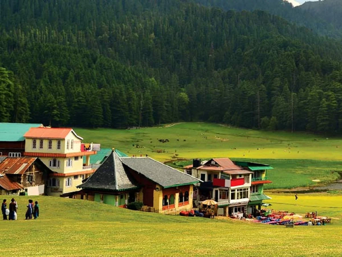 Travel Tips: खज्जियार को बोला जाता है भारत का मिनी स्विट्जरलैंड, प्राकृतिक खूबसूरती देखकर रह जाएंगे हैरान, बना लें प्लान