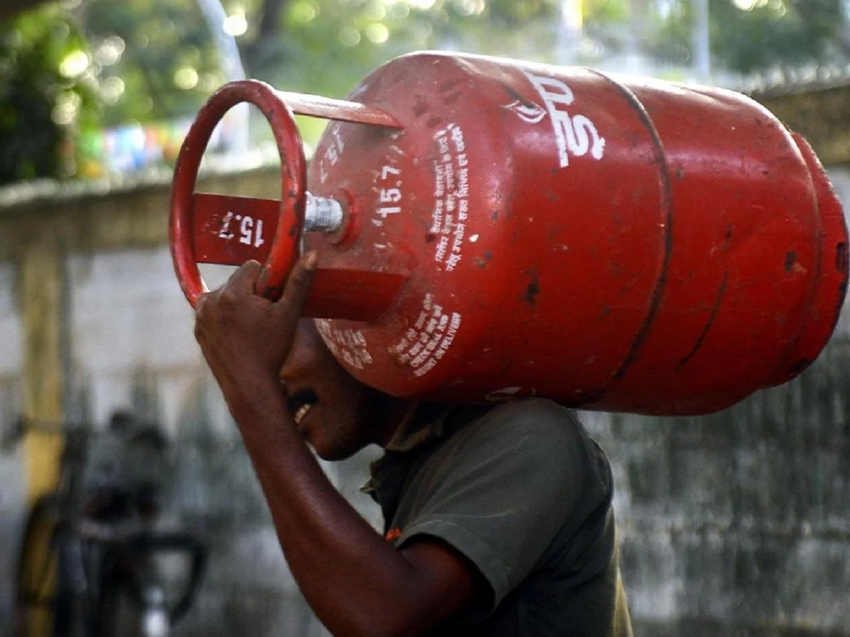 LPG सिलेंडर को लेकर लागू हुआ नया नियम, अगर आपने नहीं किया ऐसा तो…