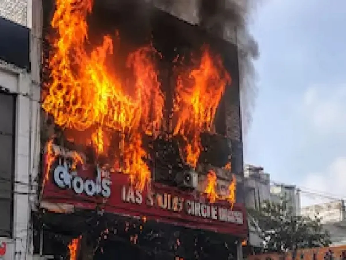 Lucknow fire: 15 मौतों के बाद सीएम का ताबतोड़ एक्शन, 3 अभियुक्त गिरफ्तार, चार अधिकारी सस्पेंड, 5-5 लाख रुपये मुआवजे की घोषणा