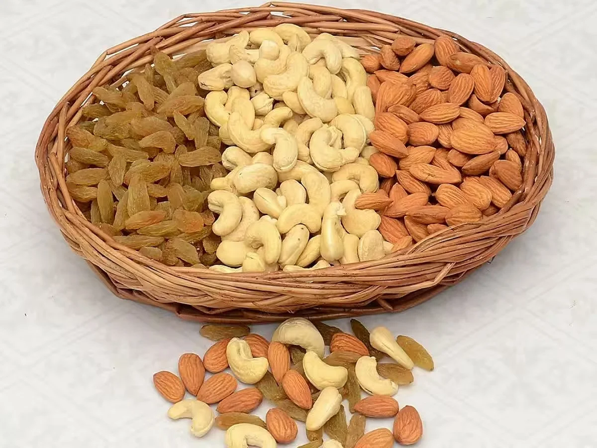 Health Tips: रोजाना कितनी मात्रा में खाना चाहिए काजू बादाम, मिलते हैं ये फायदे