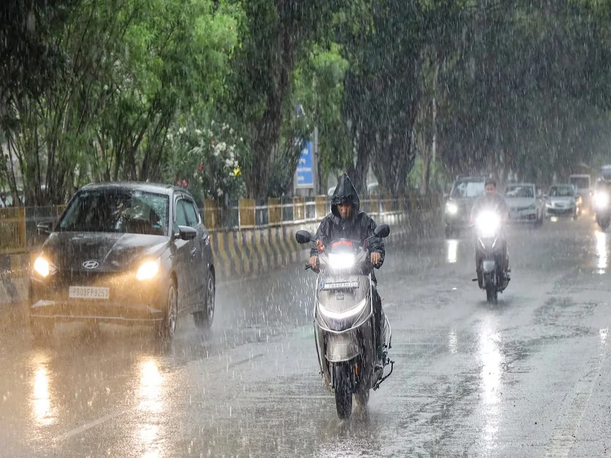 National Weather Forecast: देश के 13 राज्यों में आज भारी बारिश के साथ आंधी की चेतावनी, 3 दिन में राजस्थान में प्रवेश करेगा मानसून, सता रही गर्मी 
