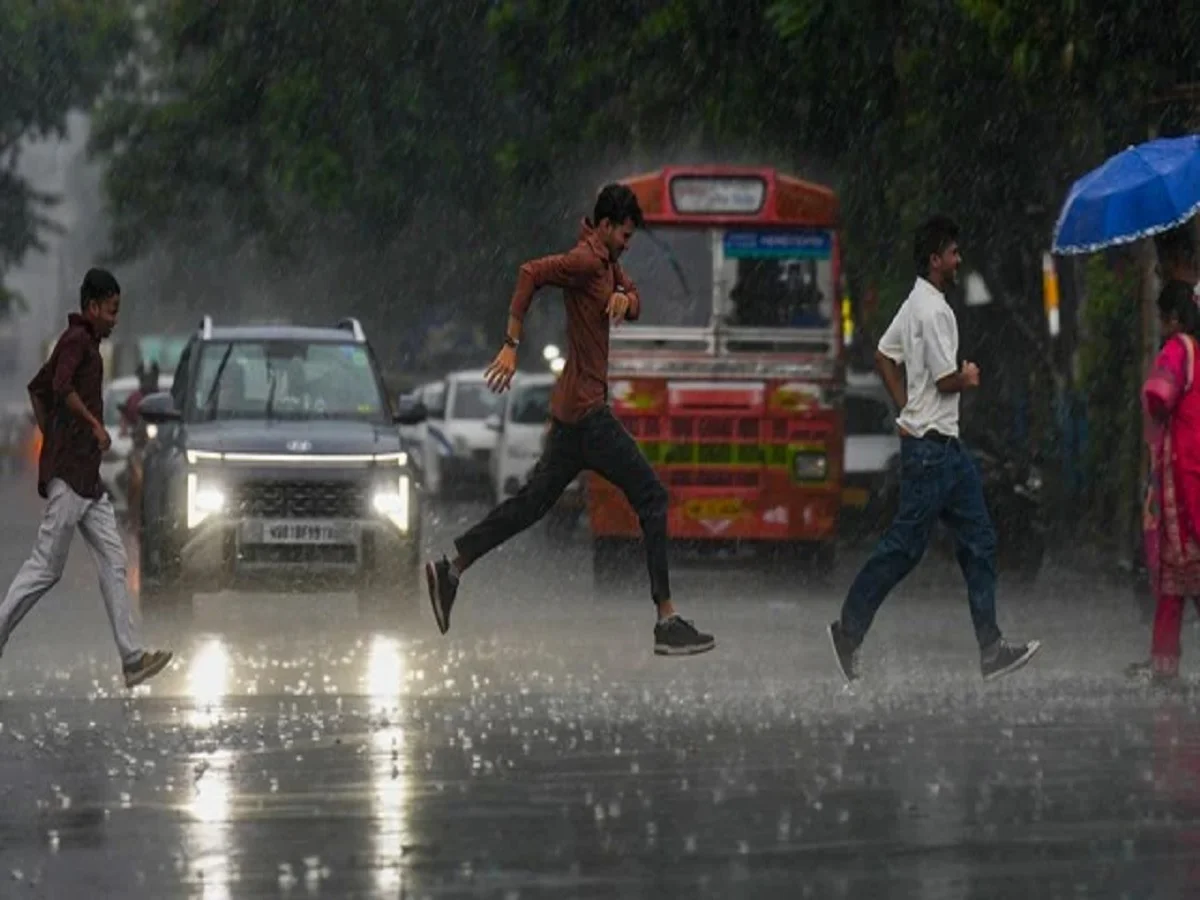 Weather Update: देश के 15 राज्यों में आज बारिश और आंधी-तूफान का अलर्ट, राजस्थान में पड़ रही भयंकर गर्मी, 2-3 दिन में पहुंचेगा मानसून