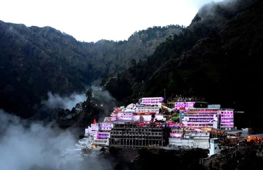 Travel Tips: माता वैष्णो देवी के दर्शन करने के लिए आज ही बुक करवा लें टिकट, आईआरसीटीसी लाया है शानदार टूर पैकेज 