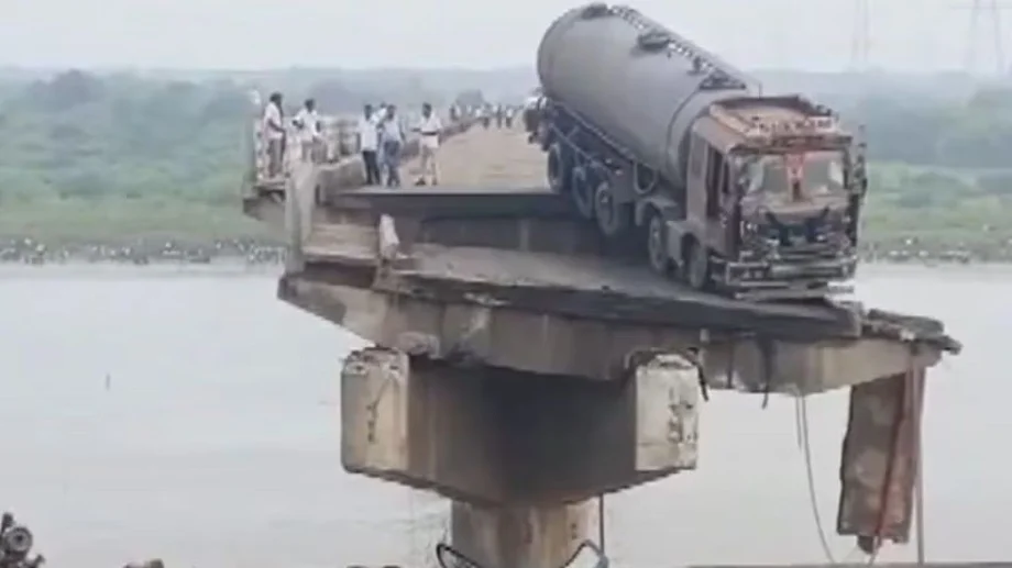 Gujarat Bridge Collapse: चल रही थी गाड़िया, तभी अचानक बीच में टूटा ये ब्रिज, पानी में समाई गाड़िया, अब तक 9 लोगों की मौत
