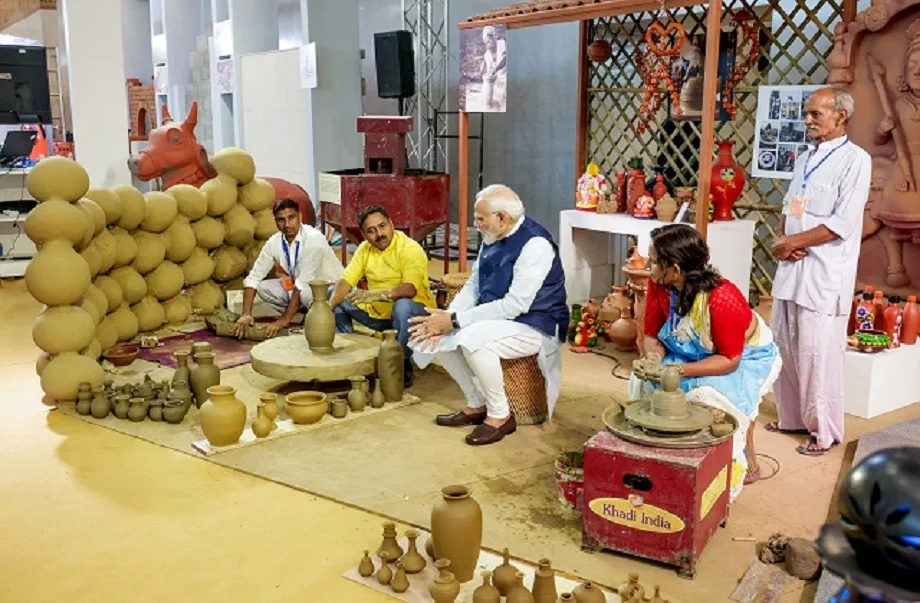 PM Vishwakarma Yojana: पीएम विश्वकर्मा योजना में आवेदन करने से पहले जान ले पात्रता और मिलने वाले लाभ के बारे में 