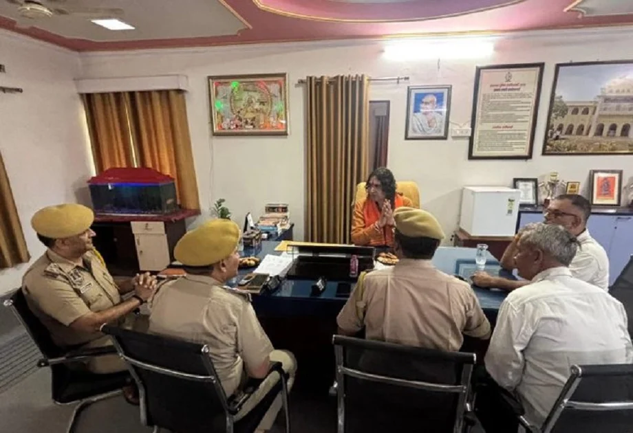 Jaipur:  एसएचओ की कुर्सी पर बैठने को लेकर बालमुकुंदाचार्य का बड़ा बयान, कहा-कुर्सी पर नाम थोड़े लिखा है, पूर्व डीजीपी ने बता दी मर्यादा