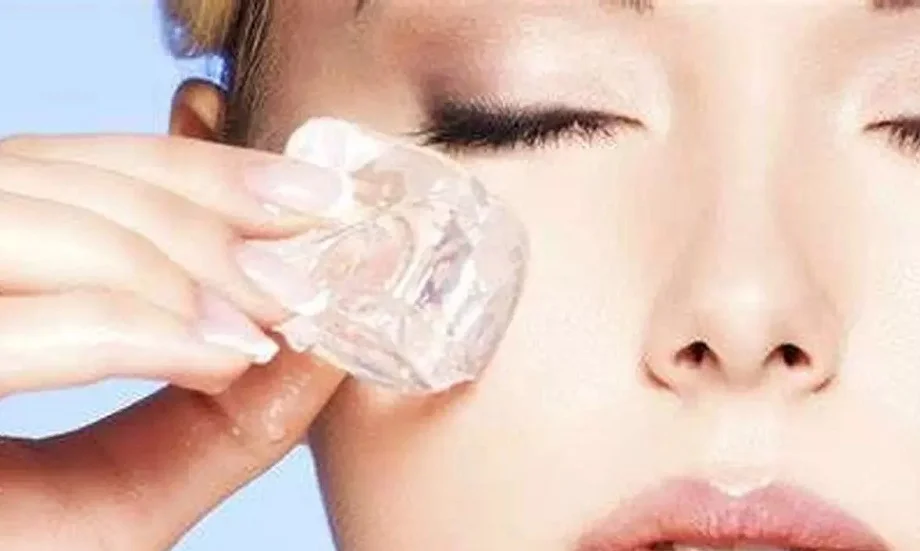 Beauty Tips: चेहरे की खूबसूरती को बढ़ा देती है आइस मसाज, मिलते हैं ये गजब के फायदे