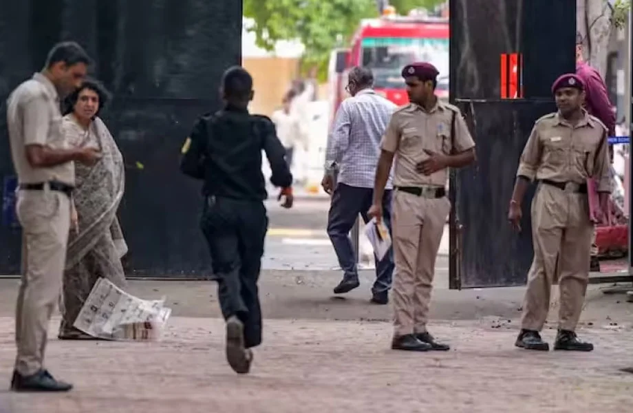 Bomb threat:  दिल्ली और बेंगलुरु में 80 से ज्यादा स्कूलों को बम से उड़ाने की मिली धमकी
