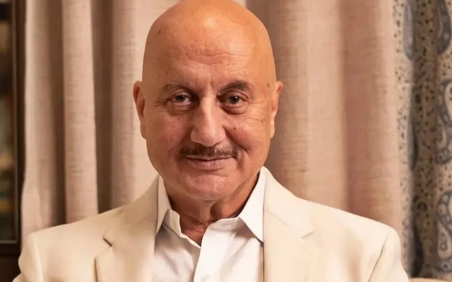 Bollywood: अनुपम खेर ने शाहरुख खान को लेकर बोल दी है ये बड़ी बात