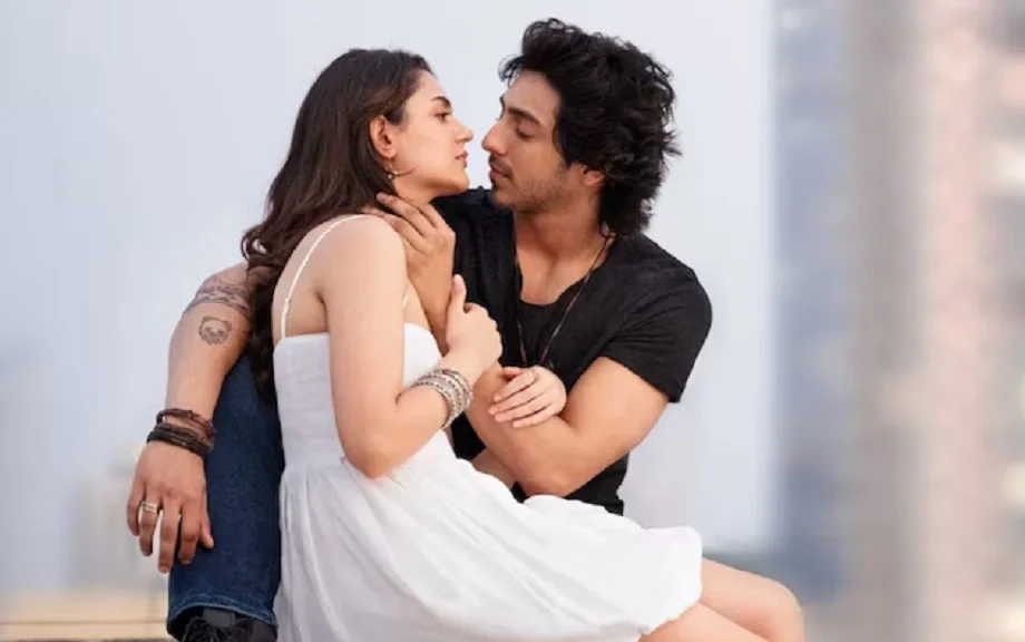 Bollywood: फिल्म सैयारा ने शाहरुख खान की फिल्म दिलवाले दुल्हनिया ले जाएंगे को छोड़ा पीछे, बना दिया है रिकॉर्ड