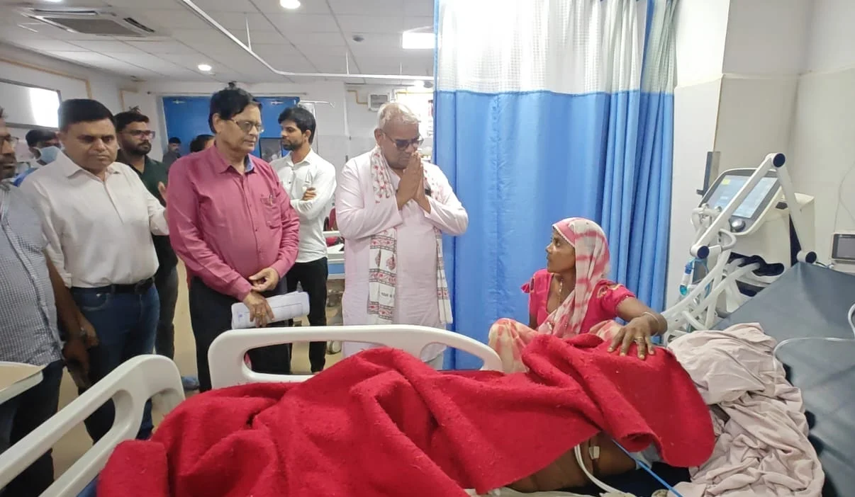Jhalawar school accident: मृतक विद्यार्थियों के परिजनों को सरकार देगी दस लाख रुपए और संविदा आधार पर रोजगार