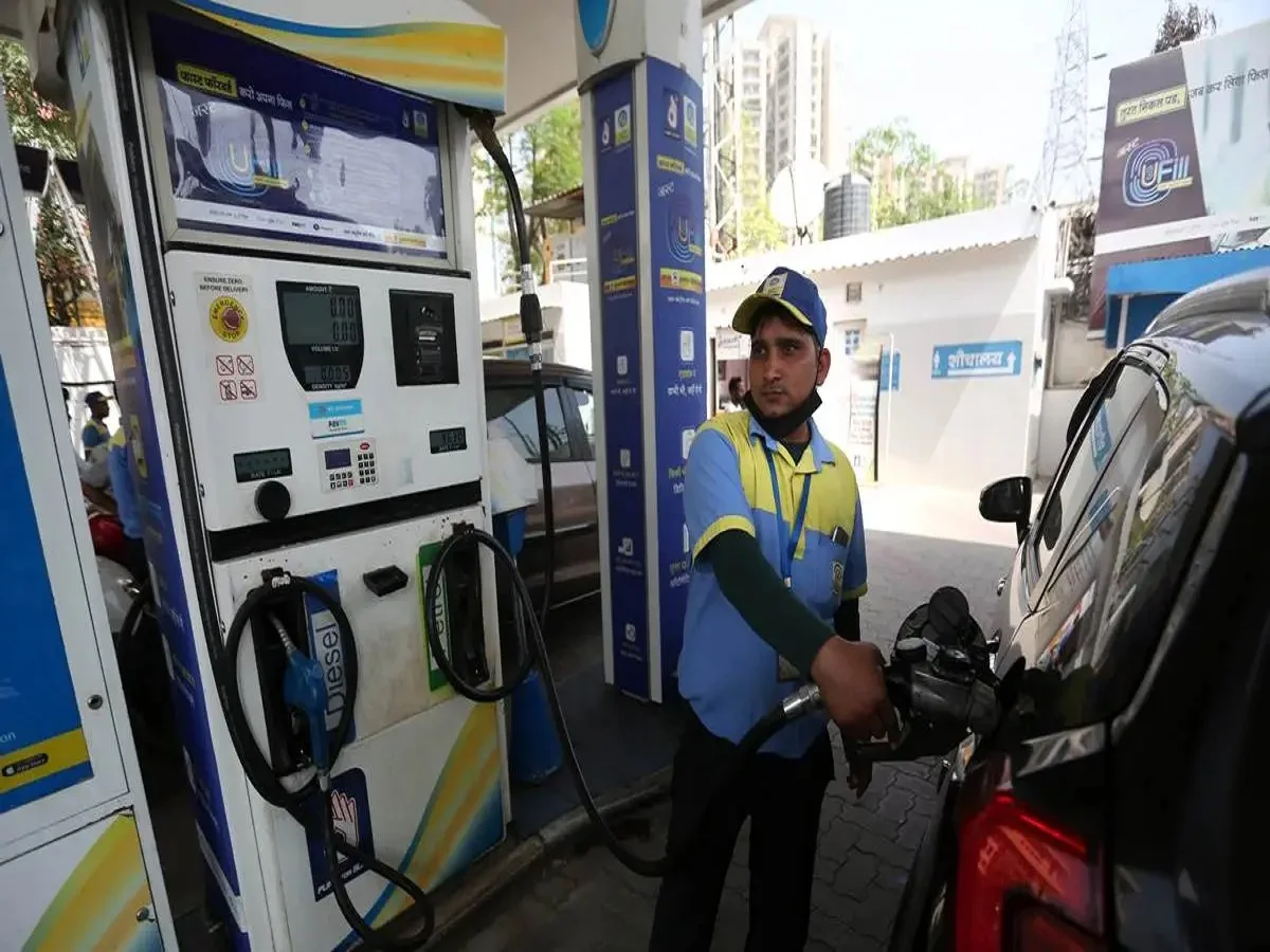 Petrol-Diesel Price Cut: पेट्रोल में 5 रुपए तो डीजल में 3 रुपये प्रति लीटर की हुई कटौती, नई कीमतें आज से हुई लागू