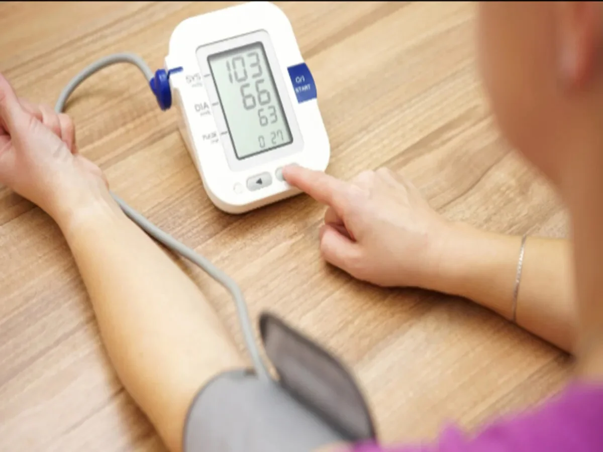Health Tips: लो ब्लड प्रेशर होने पर दिखते हैं क्या लक्षण, तुरंत राहत पाने के लिए करें ये काम
