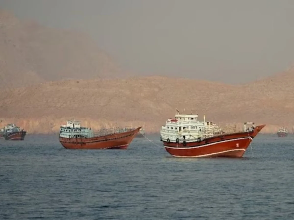 होर्मुज से गुजर रहे कमर्शियल जहाजों पर अब Iran ने दागीं मिसाइलें