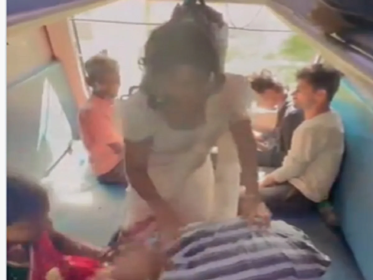 Video Viral: सोती हुई महिला के साथ युवक करने लगा अश्लील हरकत, फिर हुआ ऐसा कि…