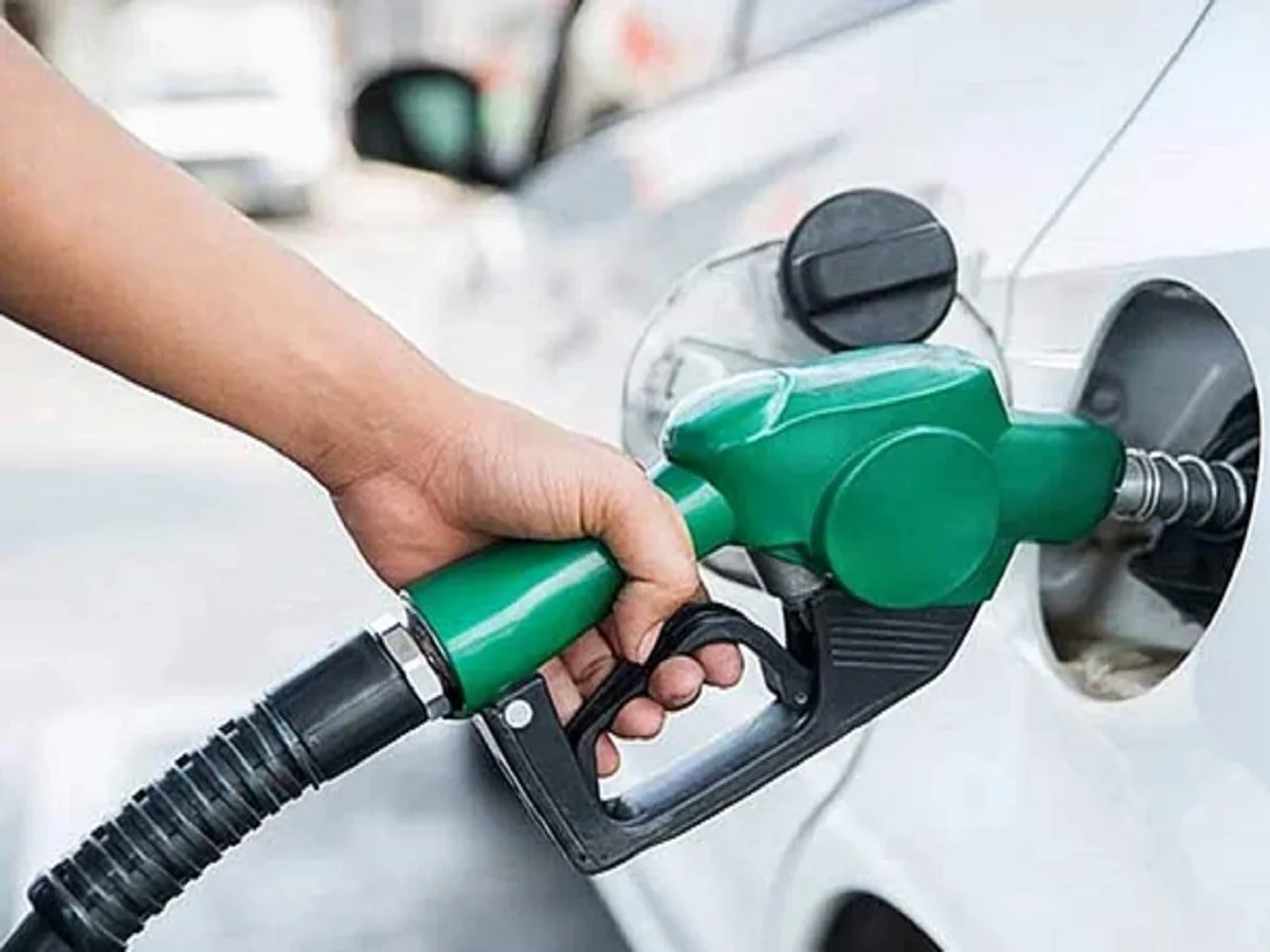 Petrol-Diesel Prices: नहीं मिली राहत, आज इतनी तय कर दी गई हैं दोनों ईंधनों की कीमतें