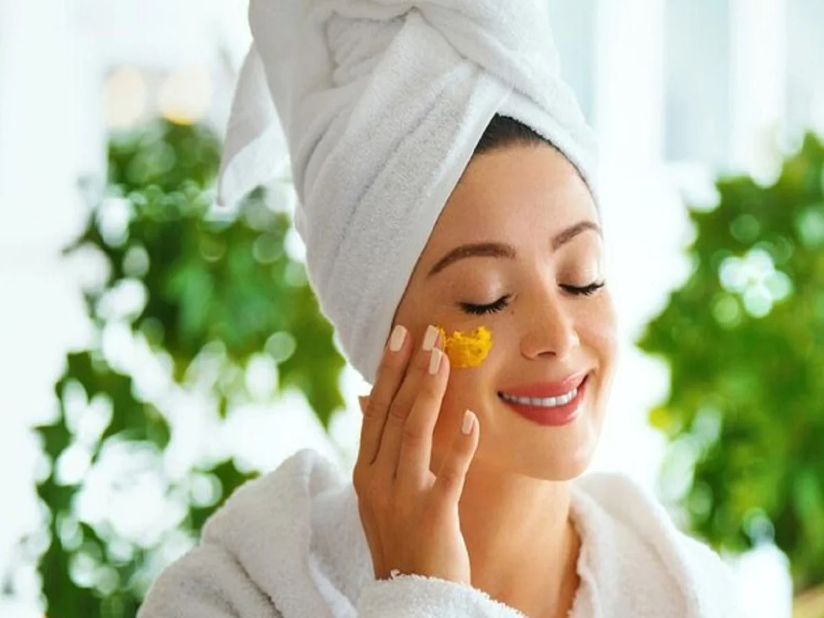 Beauty Tips: बेसन से बना लें नेचुरल फेस पैक, चेहरे पर आएगा शानदार निखार