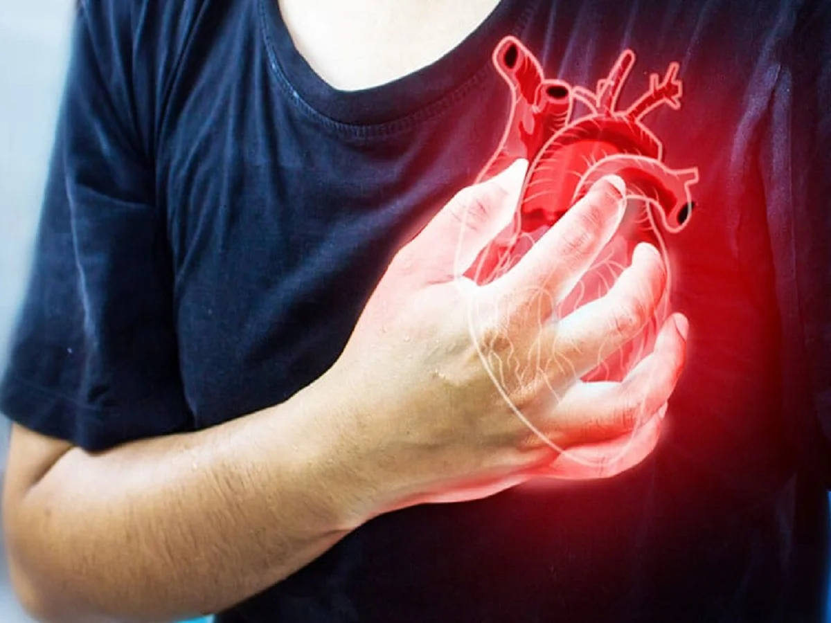 Heart attack से एक माह पहले शरीर में नजर आने लगते हैं ये लक्षण, तुरंत लें डॉक्टर की सलाह
