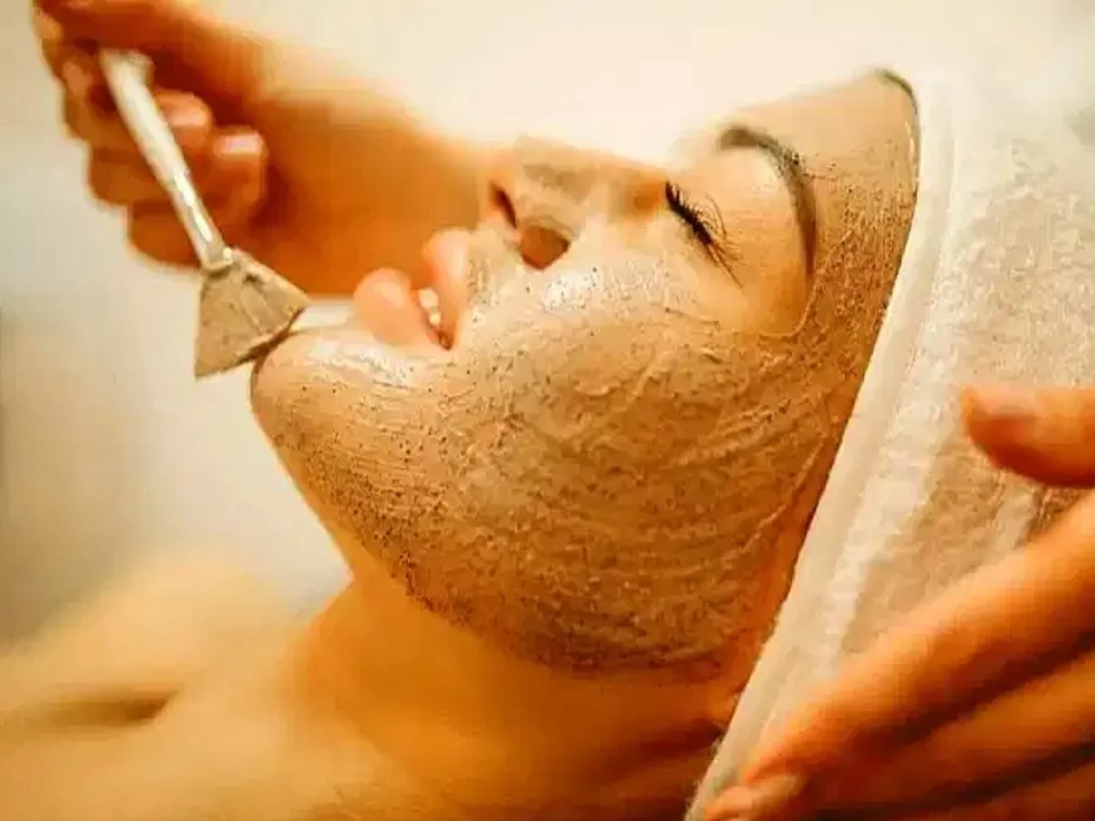 Beauty Tips: चेहरे की खूबसूरती बढ़ा देगा मुल्तानी मिट्टी और टमाटर से बना ये फेस पैक
