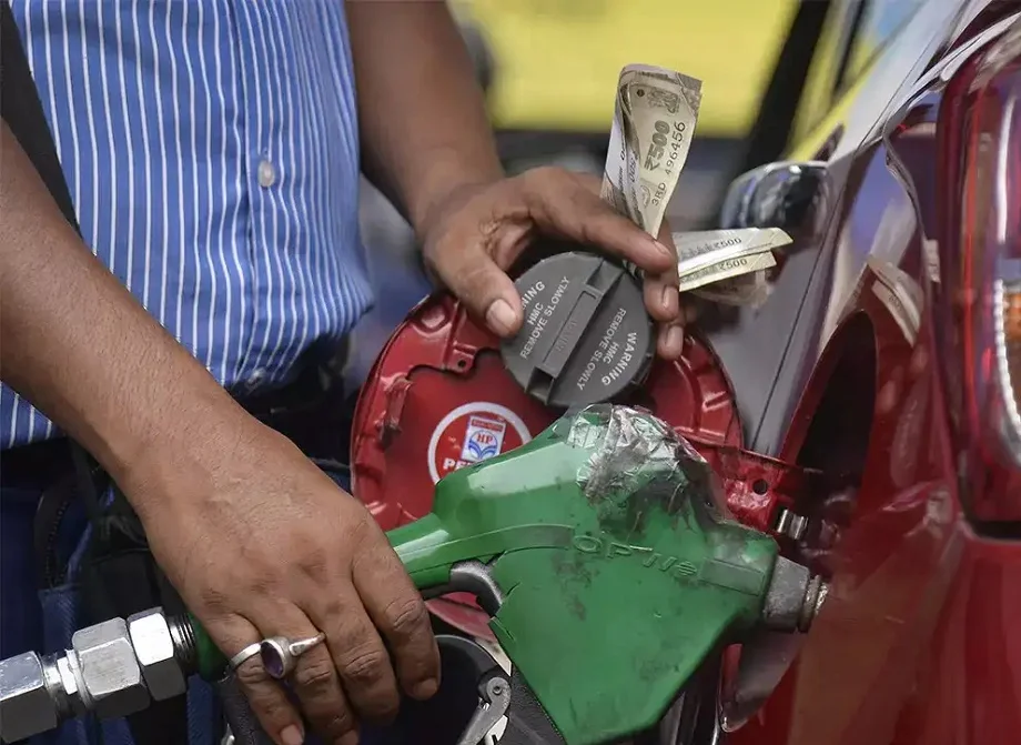 Petrol-Diesel Price: टंकी फुल करवाने से पहले देख लें प्रमुख शहरों में आज क्या हैं कीमतें