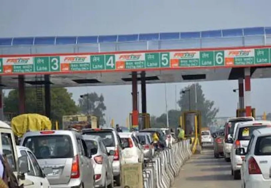 Toll Tax: इसके माध्यम से आप केवल 15 रुपए में ही क्रास कर सकेंगे टोल प्लाजा, सालाना होगी सात हजार रुपए की बचत 