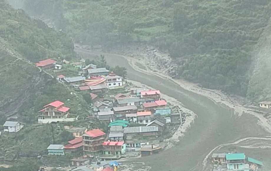 Uttarkashi:  बादल फटने से धराली में आई बाढ़, होटल व होमस्टे तबाह, कई मजदूरों के दबे होने की है आशंका