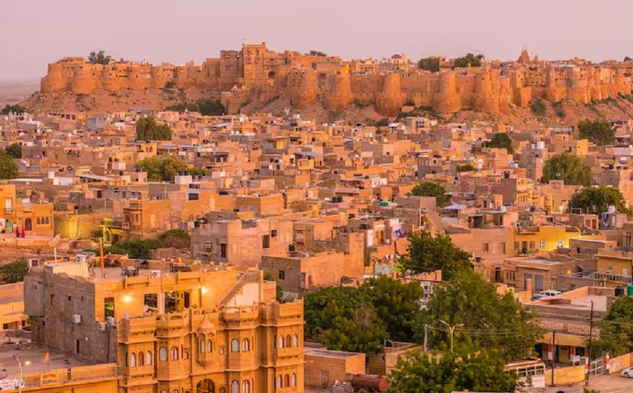 Travel Tips: सूरज की रोशनी पड़ने पर सुनहरे रंग में चमक उठता है जैसलमेर शहर, बना लें घूमने का प्लान