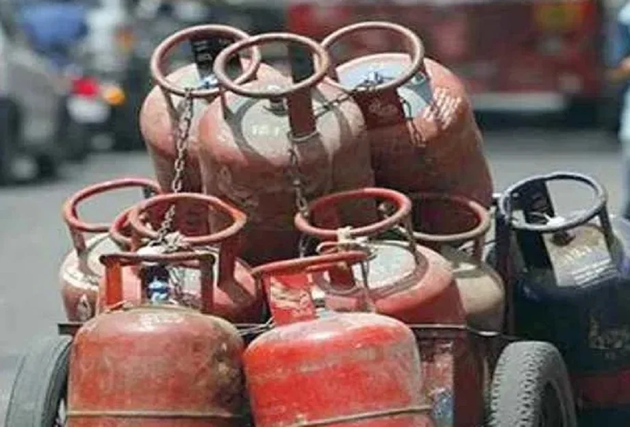 PM Ujjwala Yojana: आवेदन करने के लिए आपके पास होने चाहिए ये जरूरी दस्तावेज