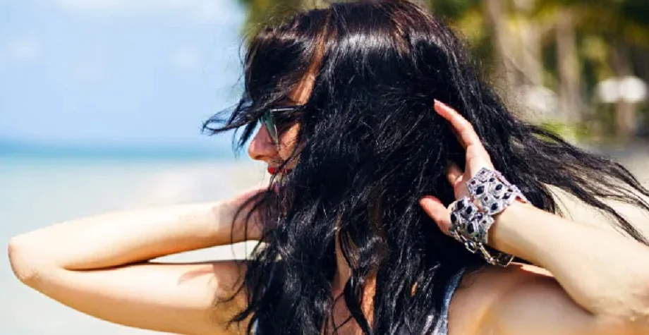 Hair Care Tips: बालों को चमकदार और मजबूत बनाने के लिए इस घरेलू तेल का करें उपयोग, मिलेगा फायदा
