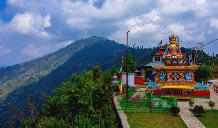 Travel Tips:  वेस्ट बंगाल में हिमालय की तलहटी में बसा है ये खूबसूरत हिल स्टेशन, बना लें घूमने का प्लान