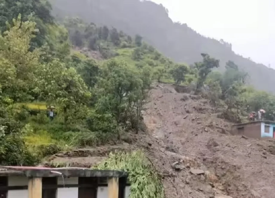 Uttarakhand:  तीन जिलों में बादल फटे, 8 लोगों की हुई मौत