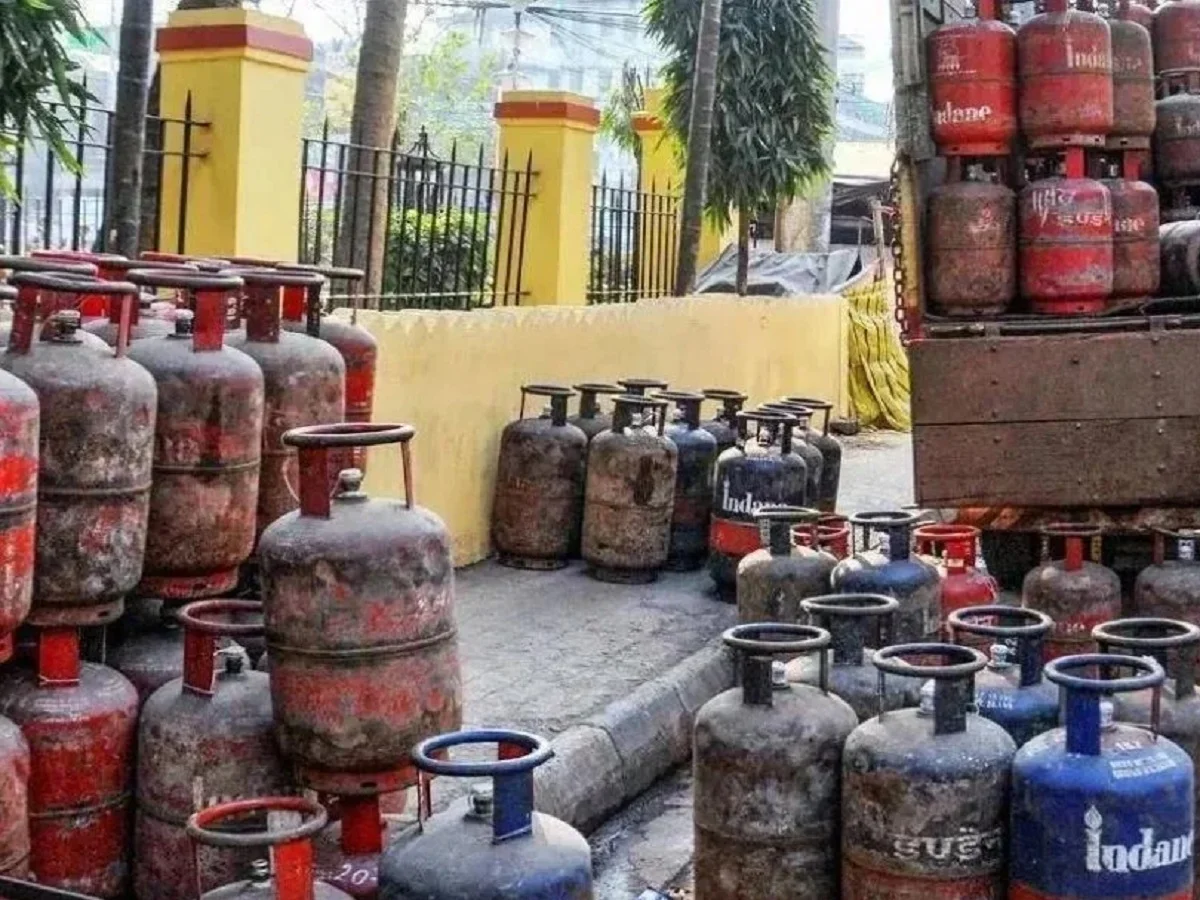 LPG: अगस्त के पहले दिन सस्ता हुआ एलपीजी सिलेंडर, 200 रुपए से अधिक कम हुए दाम