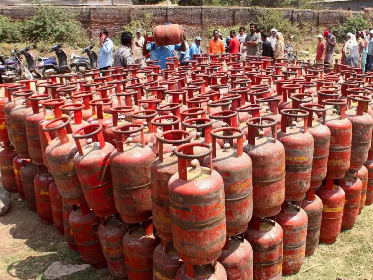 Pradhan Mantri Ujjwala Yojana: गैस सिलेंडर पर 1200 रुपए की सब्सिडी पाने के लिए आज ही कर लें ये काम, नहीं तो…